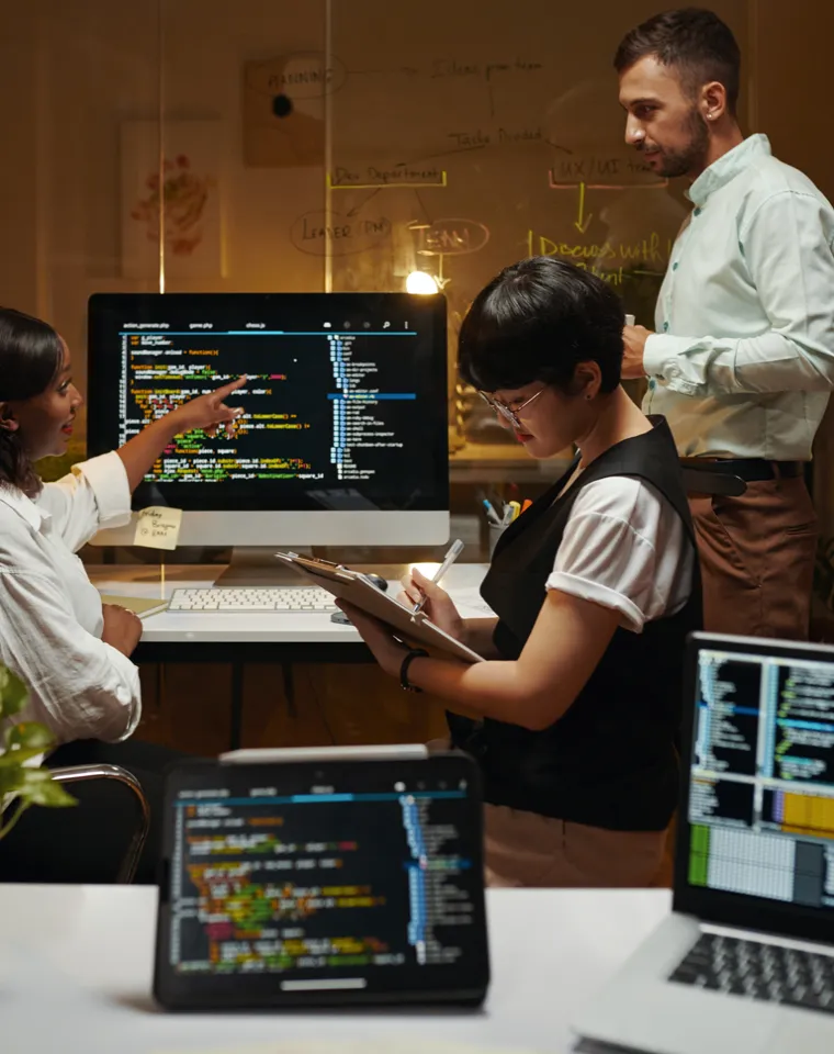 Top Salesforce Commerce Cloud - Demandware - Consulting company: development team collaborating around screens of code